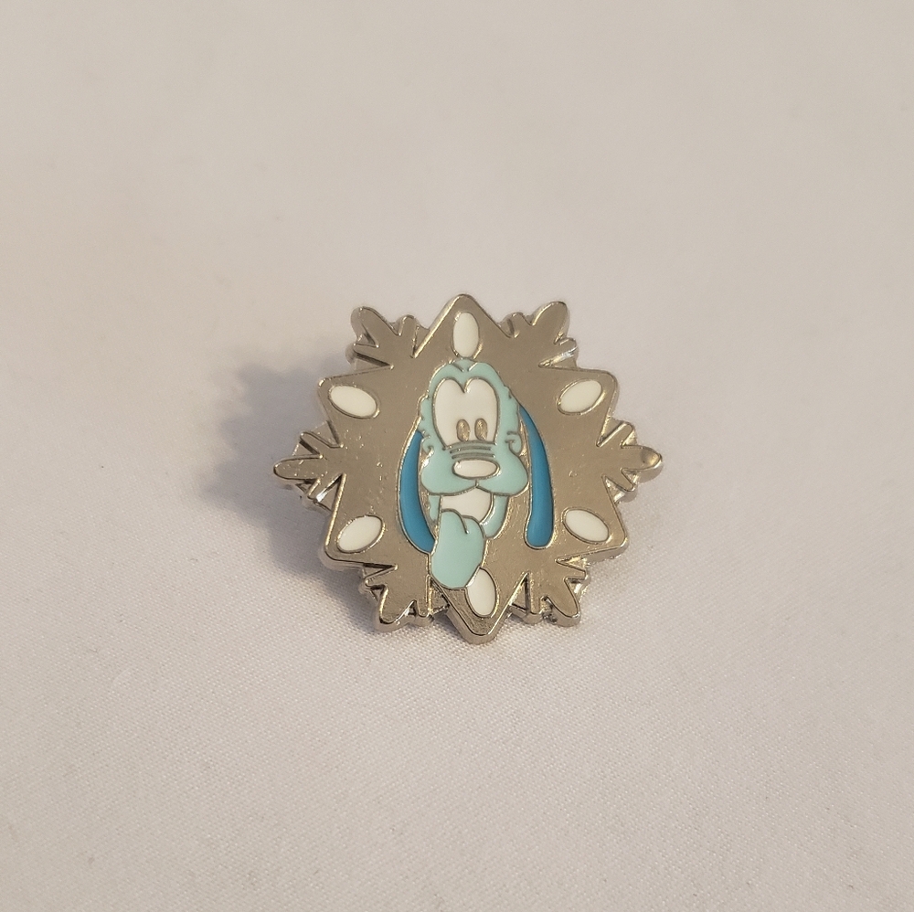 Disney Pluto Snowflake Pin 🩷